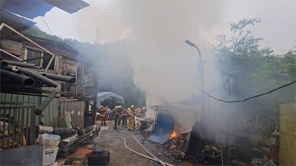 疑電桿設備爆炸!基隆山區工寮火警