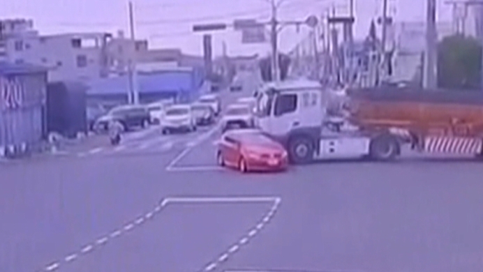 說轉就轉？轎車切西瓜左轉　直行砂石車煞車不及釀追撞