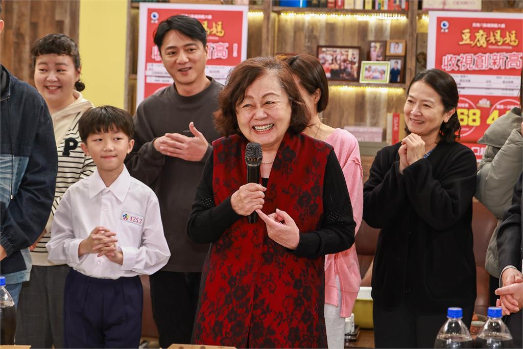 《豆腐媽媽》收視破紀錄飆破4.24！陳仙梅「下跪道歉」竟遭影帝逼退群