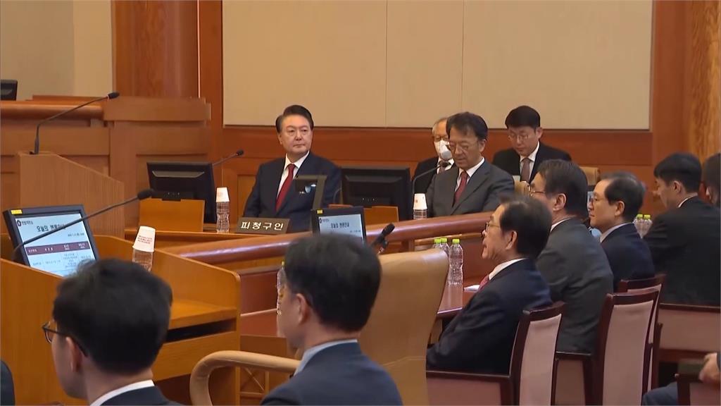 尹錫悅彈劾案全票通過 支持民眾引發暴動砸警車