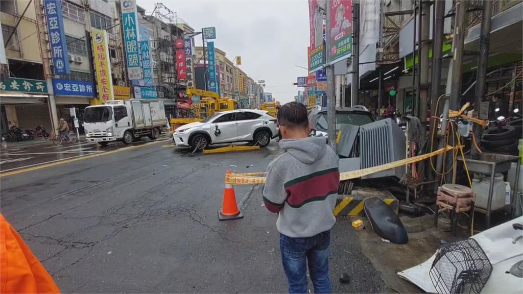 要閃車？高雄男開車撞上變電箱波及3車　整條街瞬間斷電