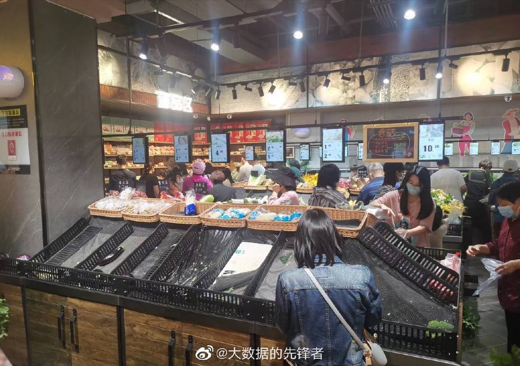 太怕餓肚子！河南鄭州封城民眾擠爆超市搶食物　「整頭豬」直接搬上車