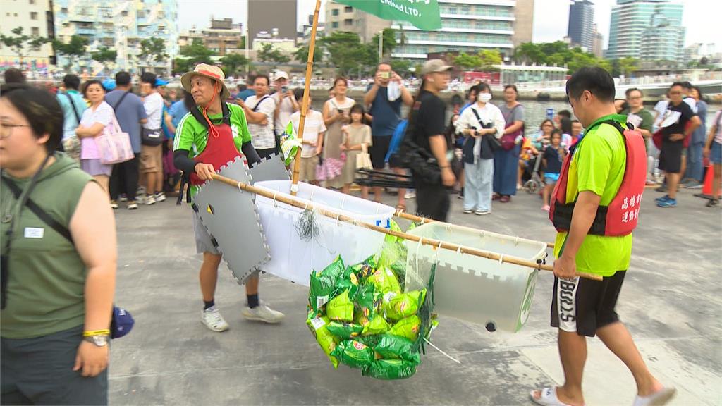 駁二海洋派對!大港造筏大賽 陳其邁下海「偷懶」贏邱議瑩2秒