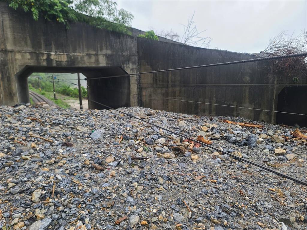 台鐵和仁-崇德段又被土石淹沒 估下週末才能搶通