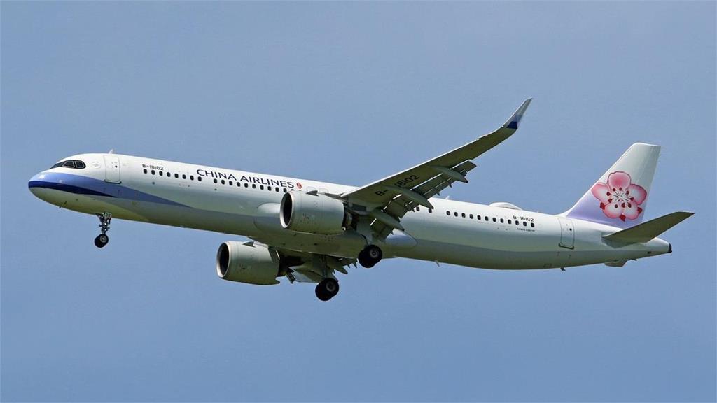 華航「香港→高雄」機師突喊卡降落！空中盤旋一圈「等小孩坐好」塔台對話流出