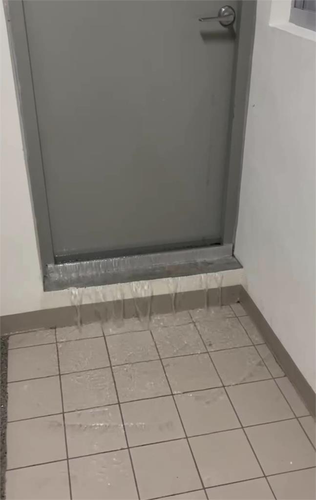 快新聞/海葵強襲「花蓮青年住宅」淹水了! 議員曝電梯變瀑布、天花板還漏水