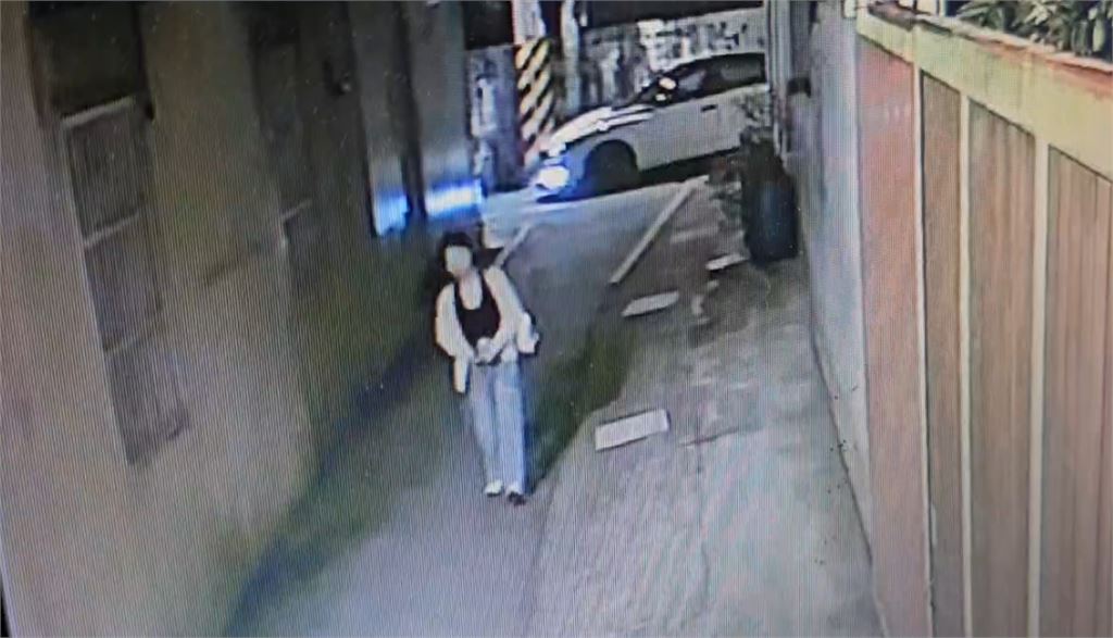 尾隨25歲女「強闖住處」割頸焚屍！隨機殺人魔「手拿一物」驚悚畫面流出