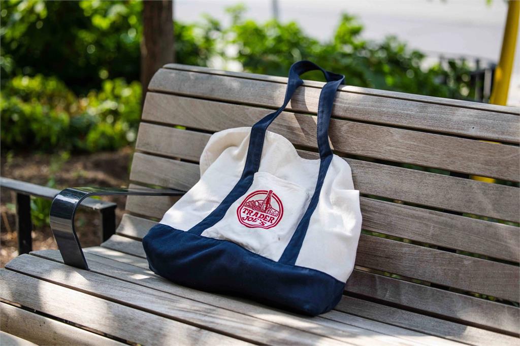 原價95元炒到159萬!Trader Joe’s購物袋爆紅真相曝:一種身分象徵