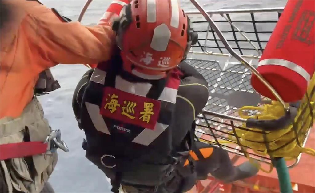 巴貝多籍貨輪擱淺蘭嶼 空勤直升機搏浪救出19名船員