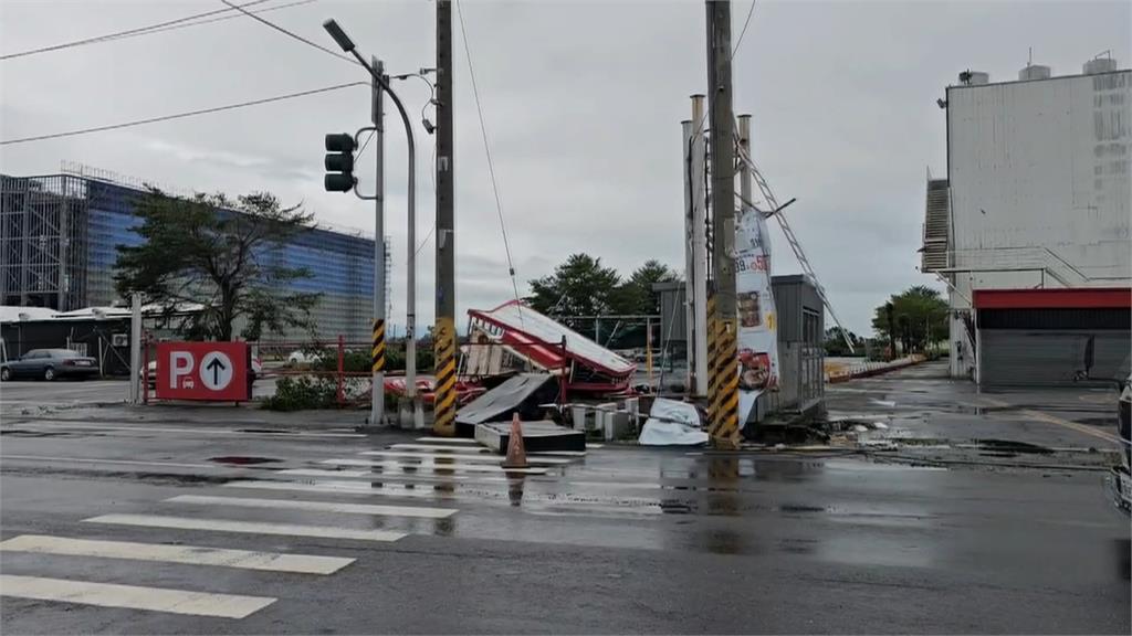 台南大賣場巨型招牌遭吹斷 傳爆炸聲.火花四射