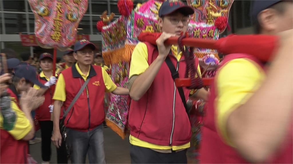 粉紅超跑進醫院! 贊境第二天為病患祈福人潮滿滿