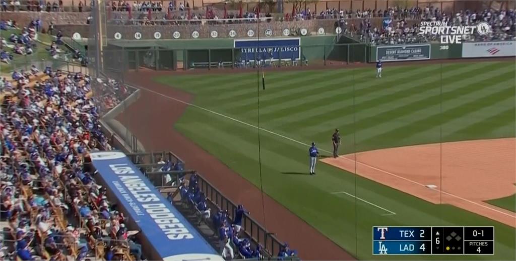 MLB(影)/百多年棒球史上難得一見! 護網當英雄接住斷棒保護球迷