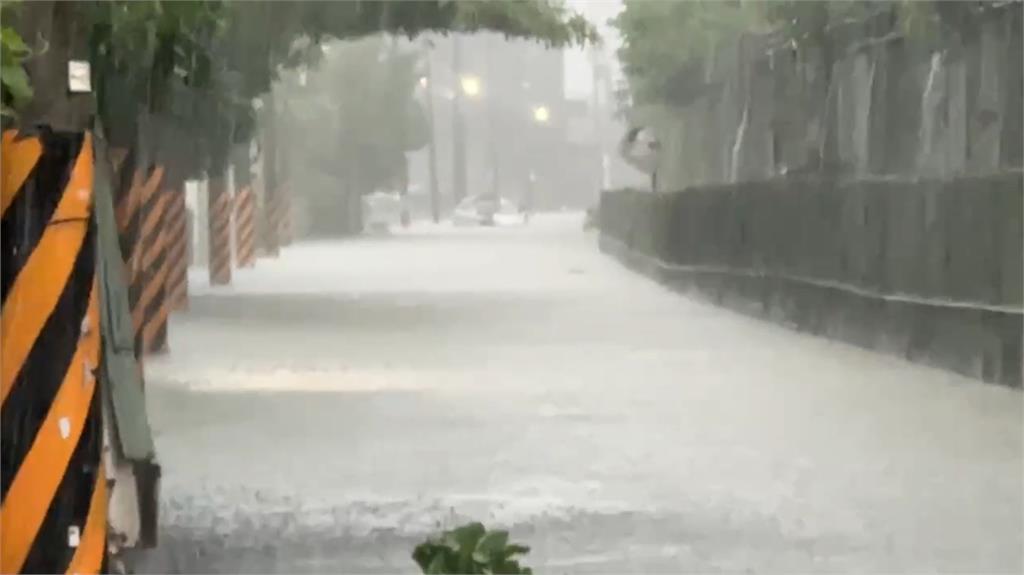 快新聞／高雄豪雨成災！鳳山轎車泡水「三人一度受困」　消防急派橡皮艇搶救