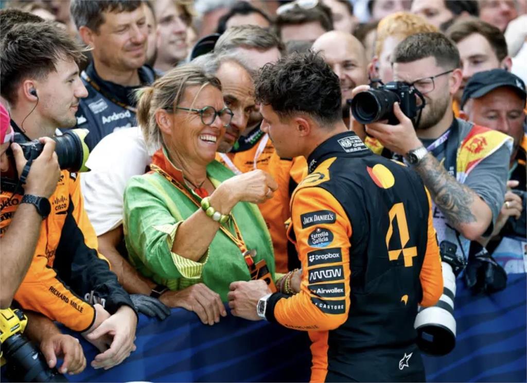 賽車(影)/是實況主也是職業賽車手!麥拉倫諾里斯勝紅牛維斯塔潘成F1新科世界冠軍