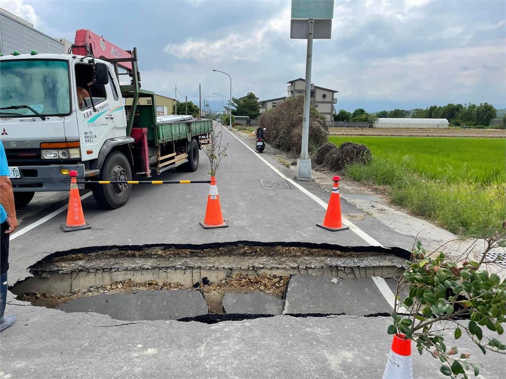 苗栗竹南道路驚見大天坑　客運路過急煞停