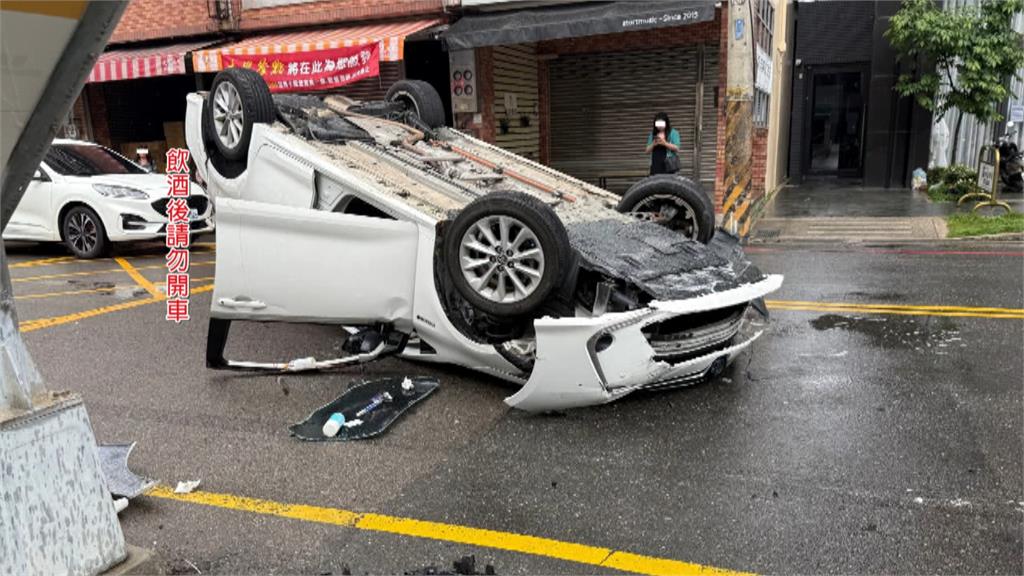 又是酒駕!醉駕駛撞翻公車站牌後翻車 酒測值0.23毫克