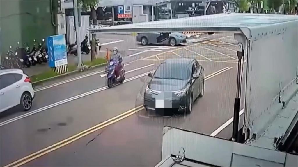 七旬老翁駕車突「跨越中線」 右轉機車騎士閃避不及 頭部重創身亡