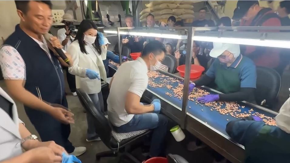 蔣萬安南下考察營養午餐食材 周軒嗆:實際是輔選