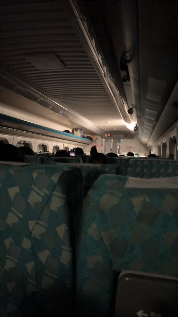 高鐵晚間又集電弓下降! 車廂「突全暗」半途臨停