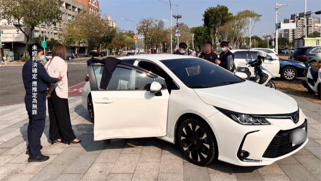 發現車主是通緝犯 高雄警趁停紅燈車陣中包抄逮人