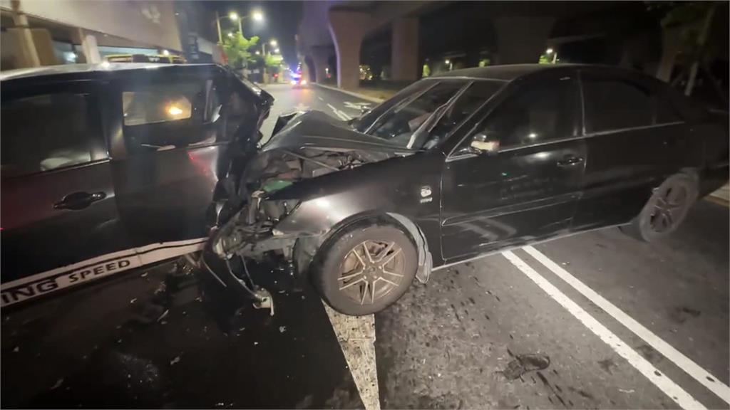 台中女深夜高速追撞停等紅燈3轎車 一度意識不清
