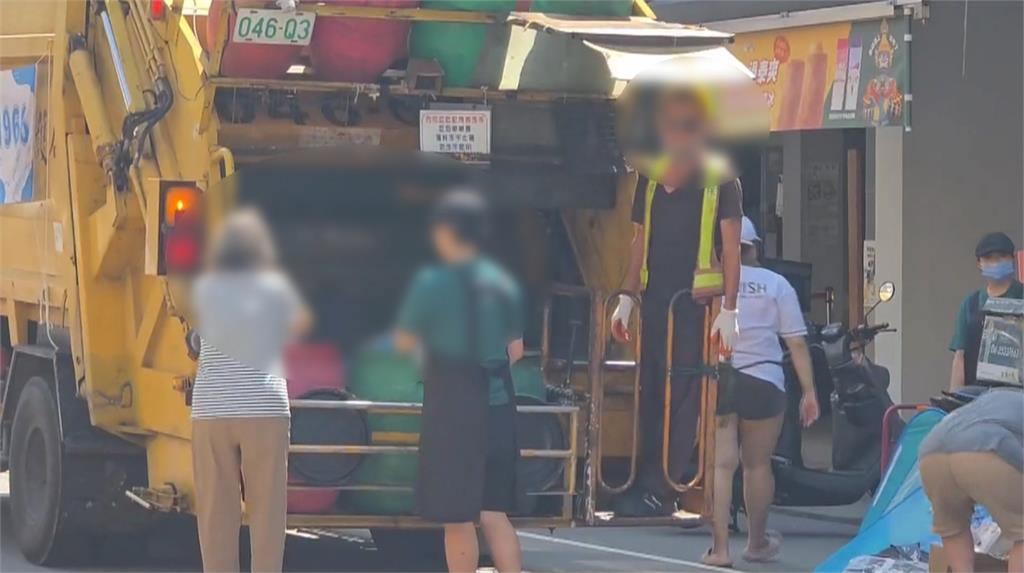 網友狂轟「太自私」！　台中女駕駛為了倒垃圾　綠燈時停路中間
