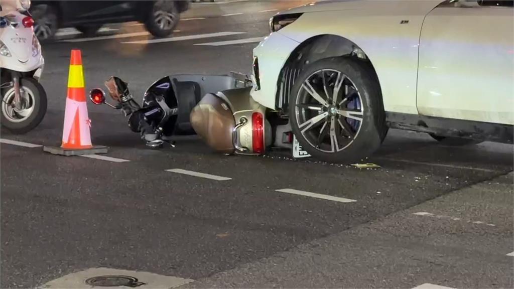 恍神釀禍！新竹汽車駕駛「撞四機車」　一女卡車底「民眾抬車救援」