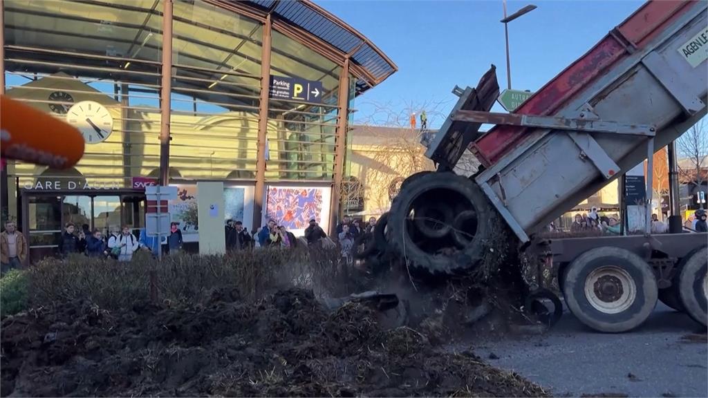 不忍了！　法國農民示威升級　開拖拉機封路、對超市噴泥漿