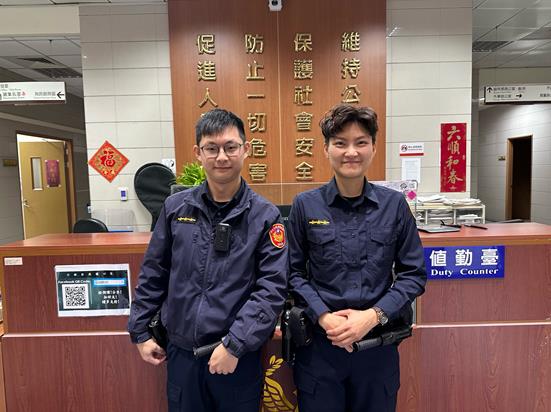 士林街頭驚見「孕婦馬路旁產子」緊抱嬰！臍帶還沒剪…員警急打119遠端指導