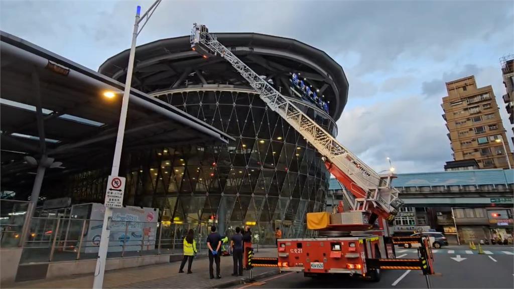 快新聞/大鬧台鐵!基隆1毒品嫌犯「駕車衝鐵軌」致交通中斷 通勤族全遲到