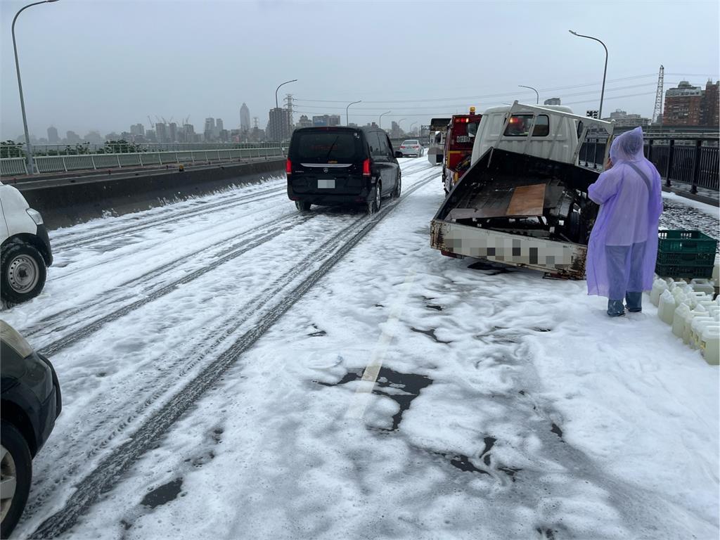 快新聞/下雪了?清潔車遭撞沙拉脫掉落 華中橋瞬成雪白大地
