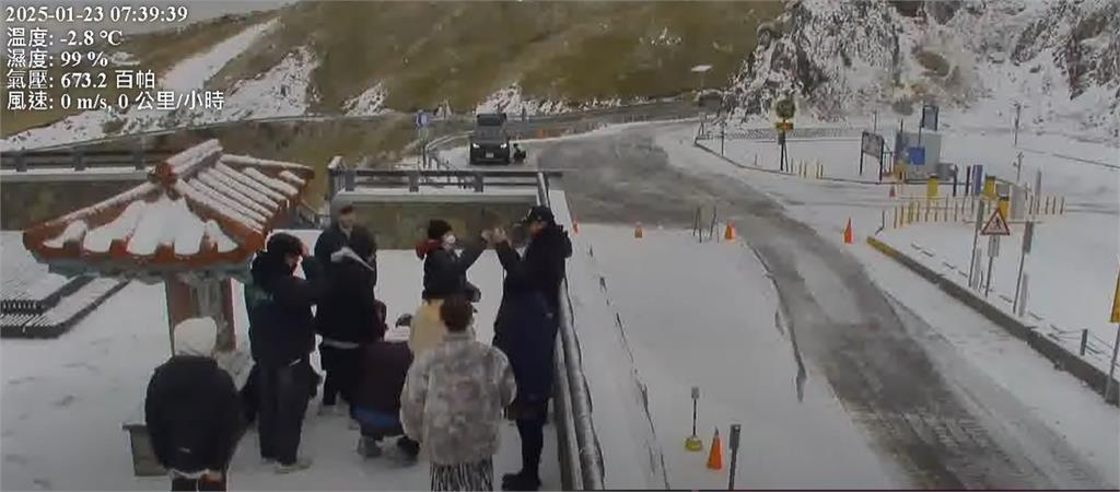 合歡山體感-5˚C降下霧淞如仙境!武嶺「像灑了糖霜」絕美畫面曝光