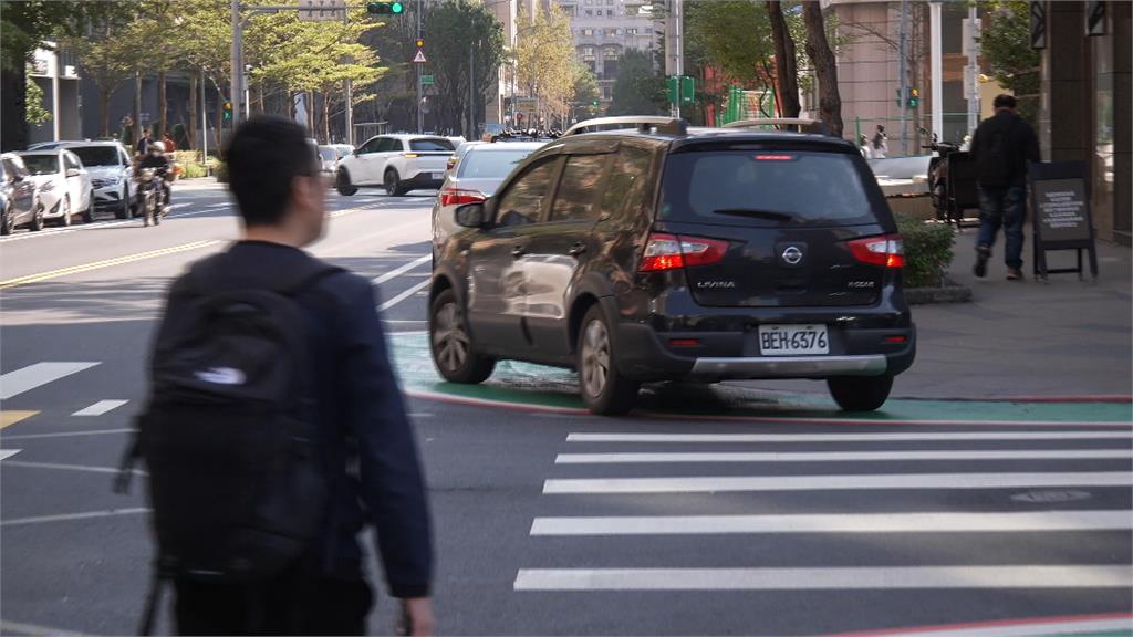 台北大直「彎曲標線重疊斑馬線」　民眾質疑：過馬路更危險