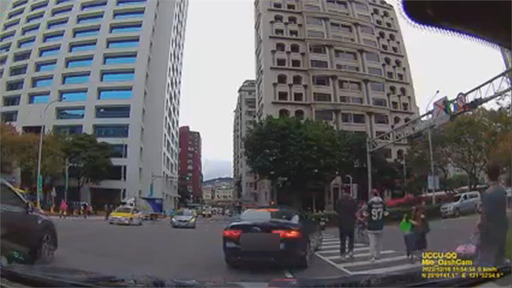 轉彎未禮讓斑馬線上行人 後方車輛全都錄檢舉