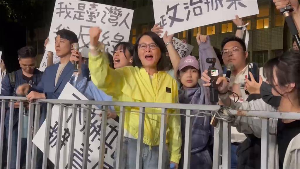 藍營青年罷團遭搜索6人列被告 王鴻薇等藍委北檢外聲援