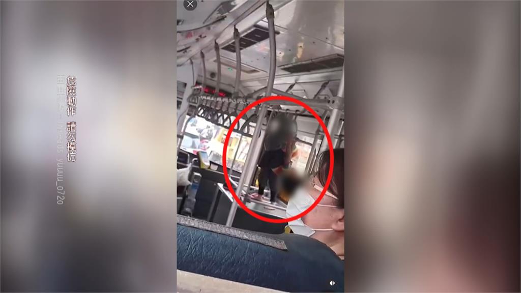 台中公車駕駛戴娃上班 孩子「倒掛把手桿」超危險
