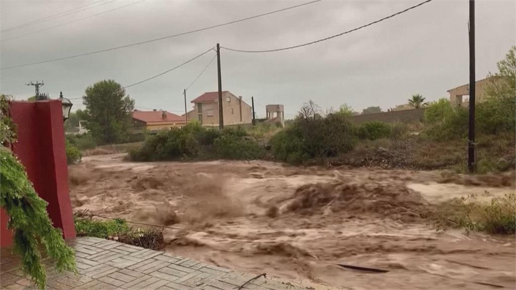 24小時雨量破200毫米 西班牙全境多地傳淹水 居民拿床單自救