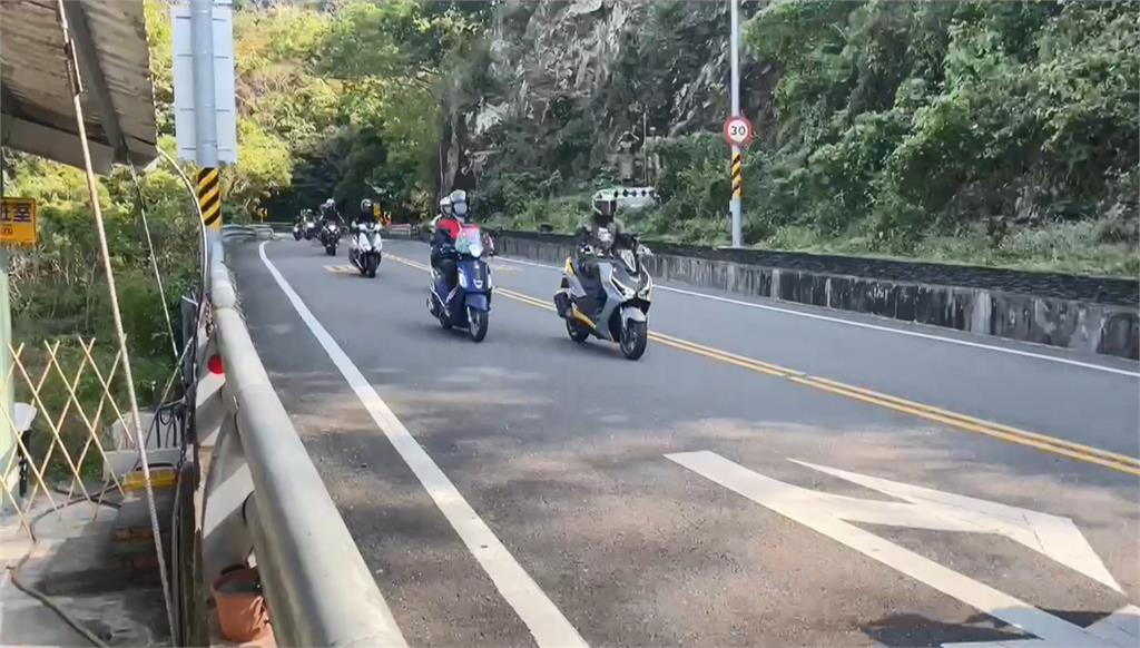屏東霧台鄉台24線 騎士過彎連人帶車撞山壁
