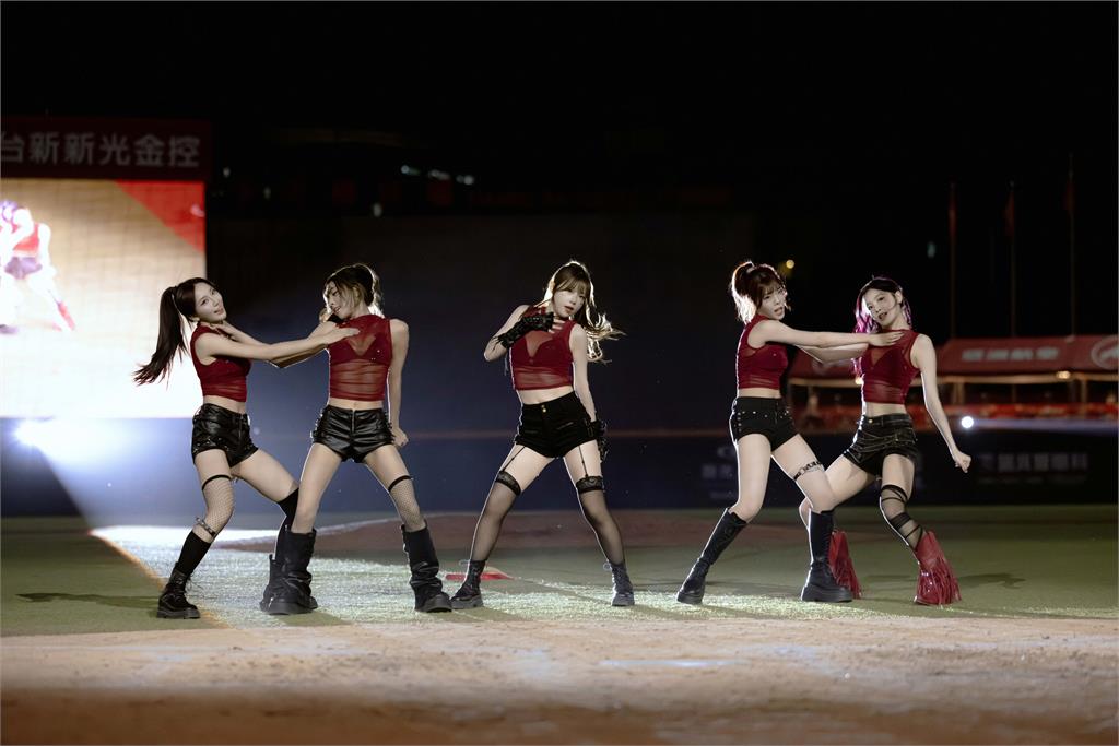 中職/味全龍「魔女的盛宴DB SHOW」主題日湧2.6萬球迷!小龍女表演嗨翻全場