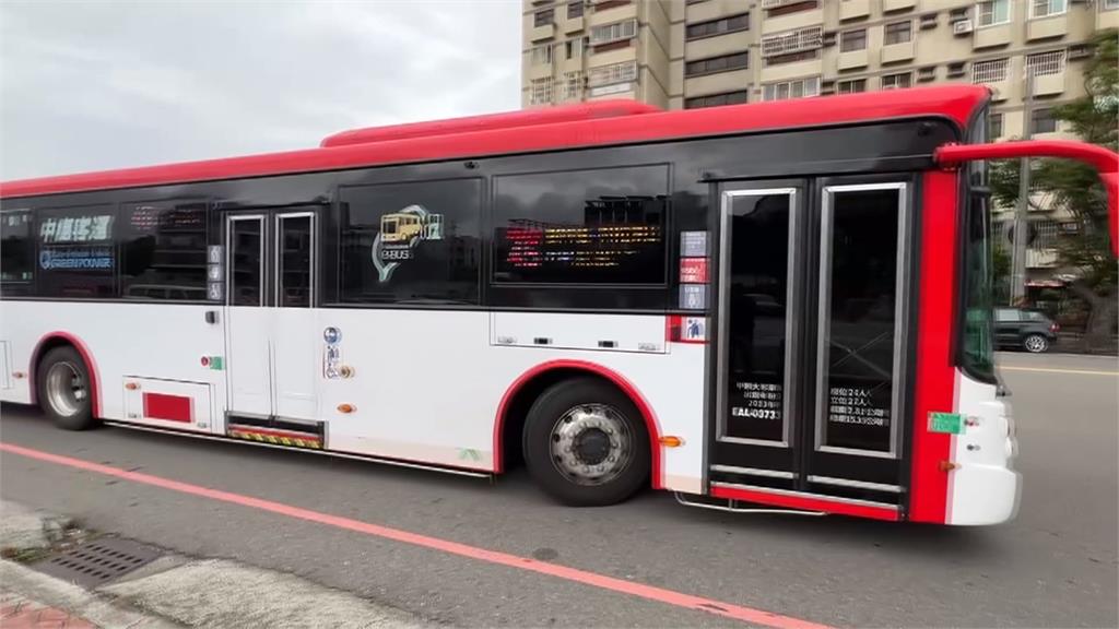 用生命搭車? 公車路中停等要乘客穿越車流走上車
