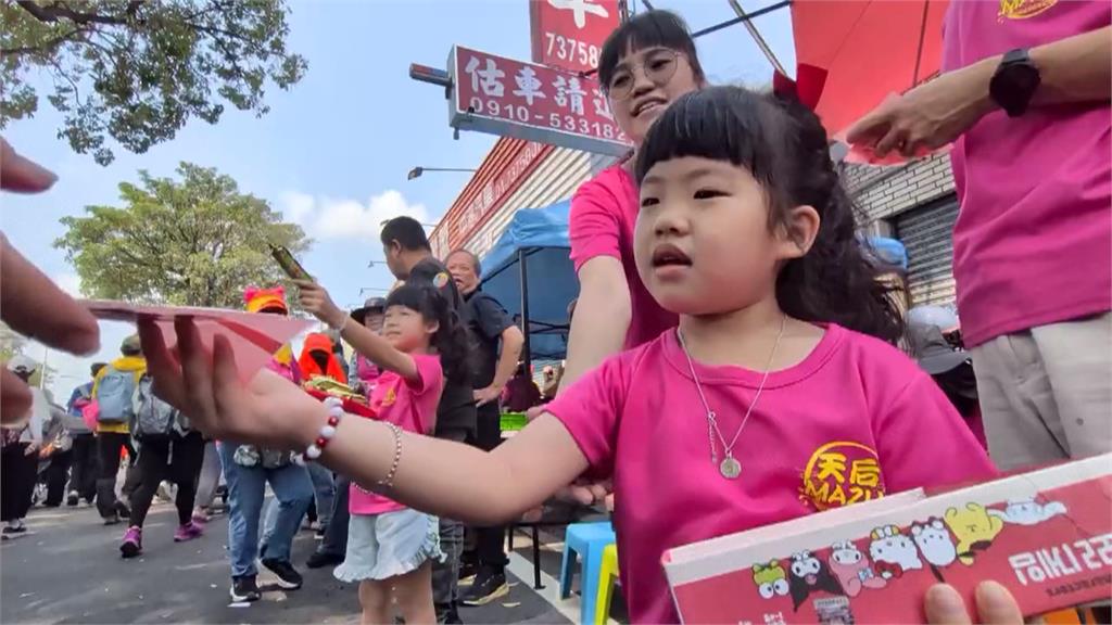 白沙屯媽祖進香亮點! 民眾揹巨大千順將軍氣球吸睛
