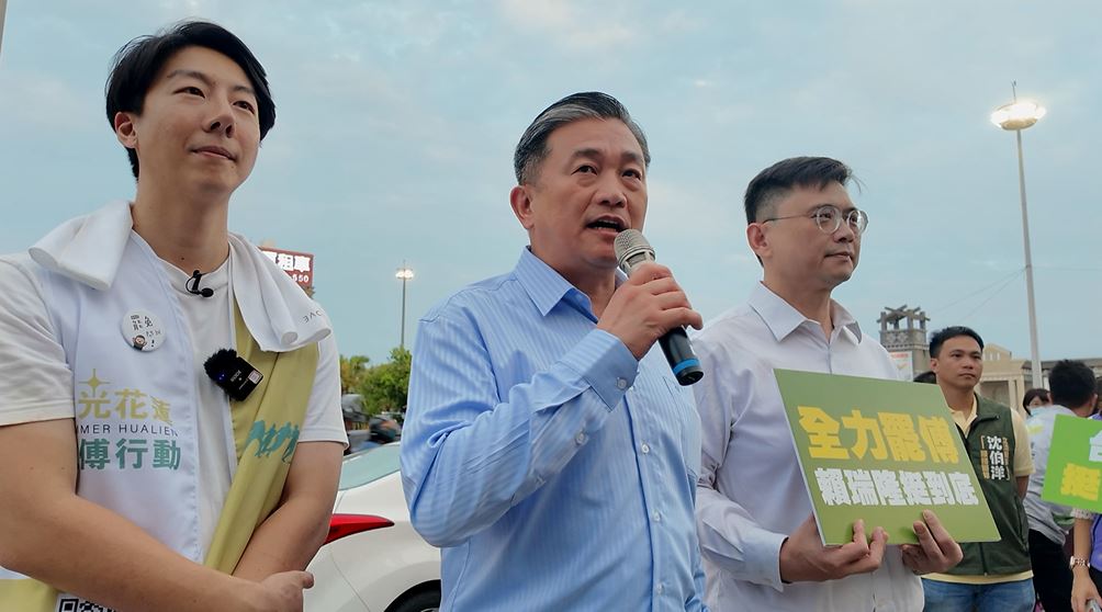 罷免特快車啓動!王定宇、吳崢快閃花蓮火車站 籲民眾踴躍簽二階