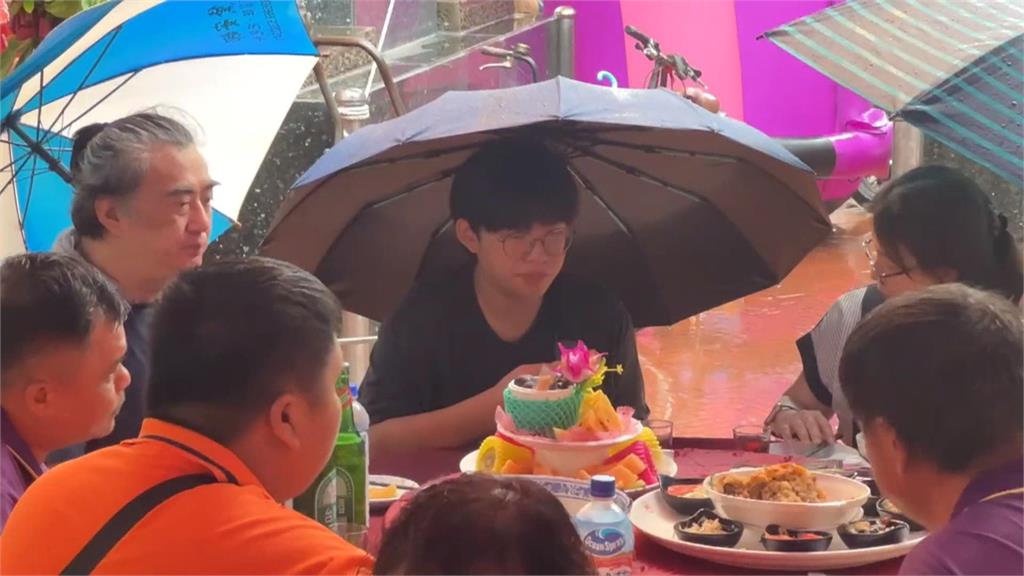 高雄大雨狂炸！　哈瑪星代天宮平安宴變「正港流水席」