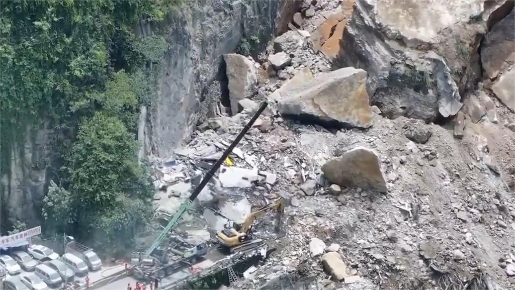 中國重慶「整片山壁崩塌」釀8死！巨石衝撞街區「居民瘋狂逃竄」驚悚畫面曝光