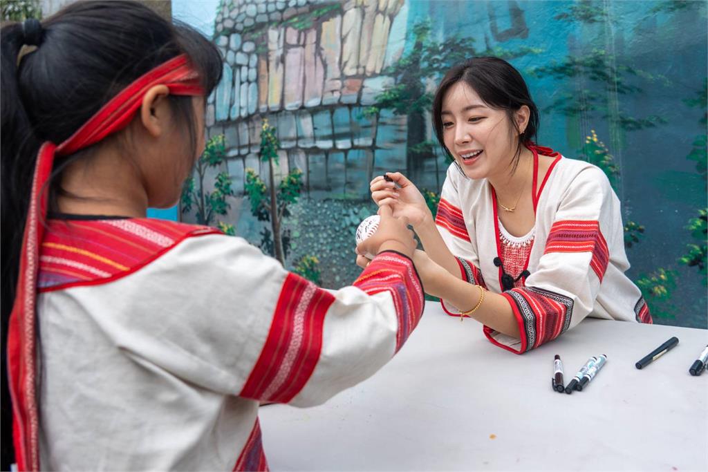 啦啦隊(圖多)／球芽攜手安芝儇走進偏鄉以「舞」會友！網大讚：人美心善仙女下凡