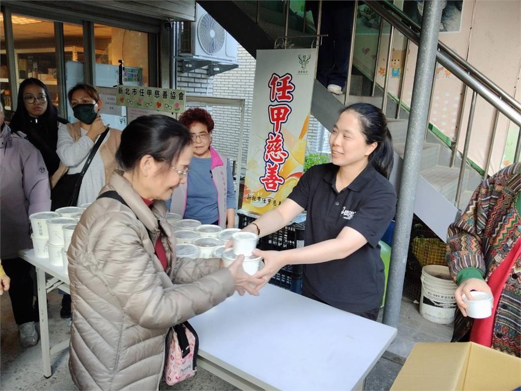 餐飲集團歲末送關懷     百份愛心鍋物暖身又暖心