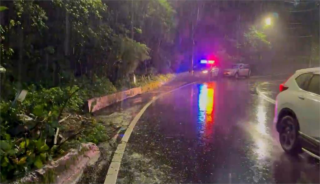 新北萬里死亡車禍 汽車墜落大排水溝1死1傷