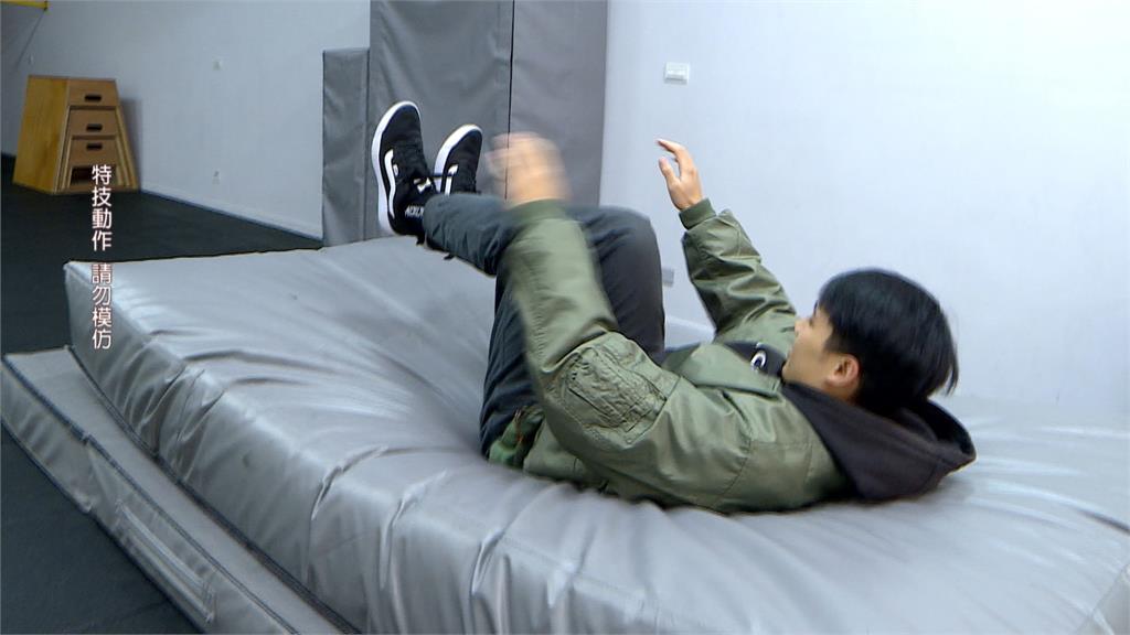 新店男從公寓「後空翻跳下」　警稱未接獲報案不處理挨批