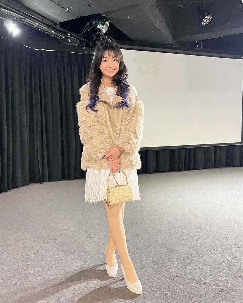 《俗女》小嘉玲轉大人?「浪漫捲髮+高跟鞋」網驚:看起來好成熟
