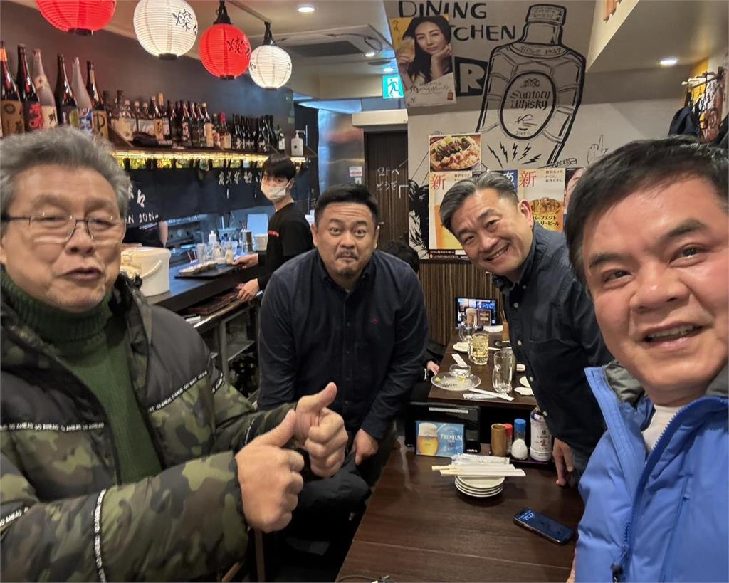 超有緣!民進黨3立委日本巧遇「超資深男星」 回台又搭同班機網驚呆